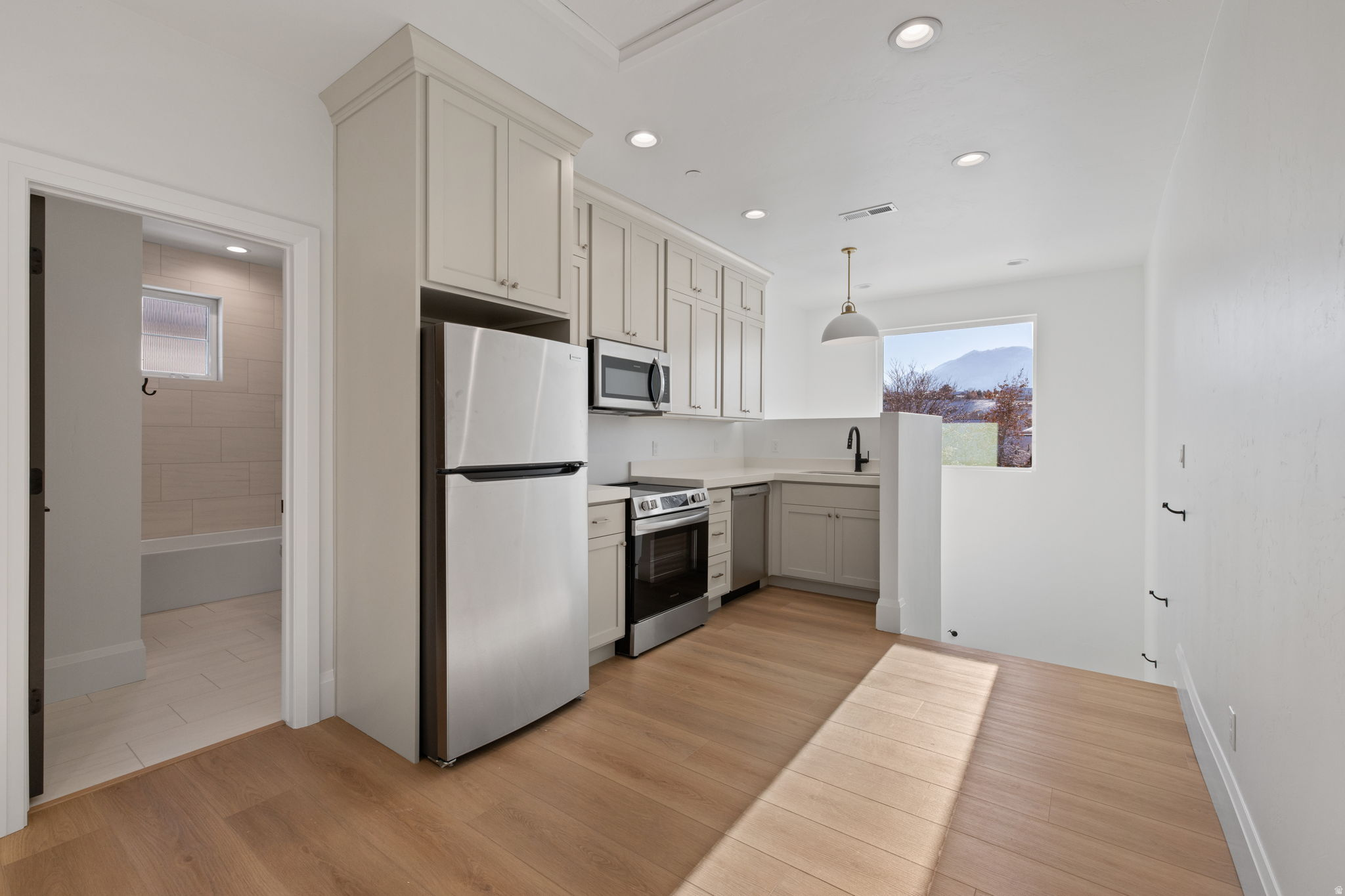 FOUR SEASONS - Residential