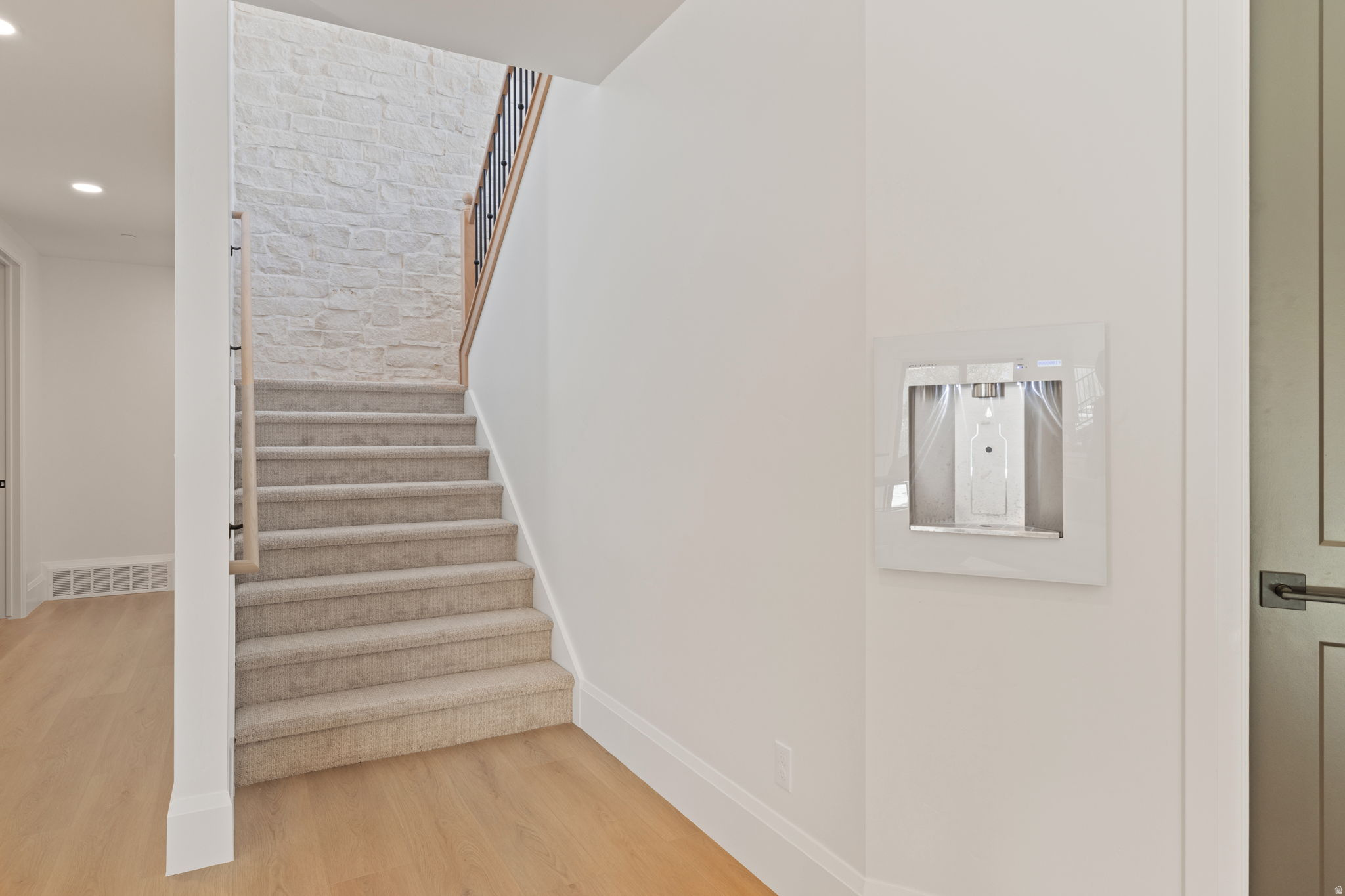 FOUR SEASONS - Residential