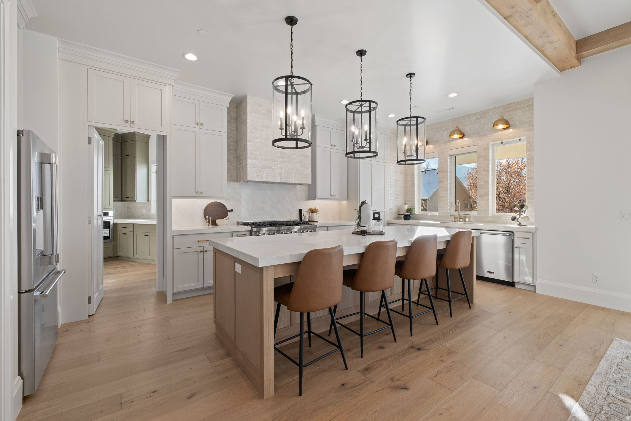 FOUR SEASONS - Residential