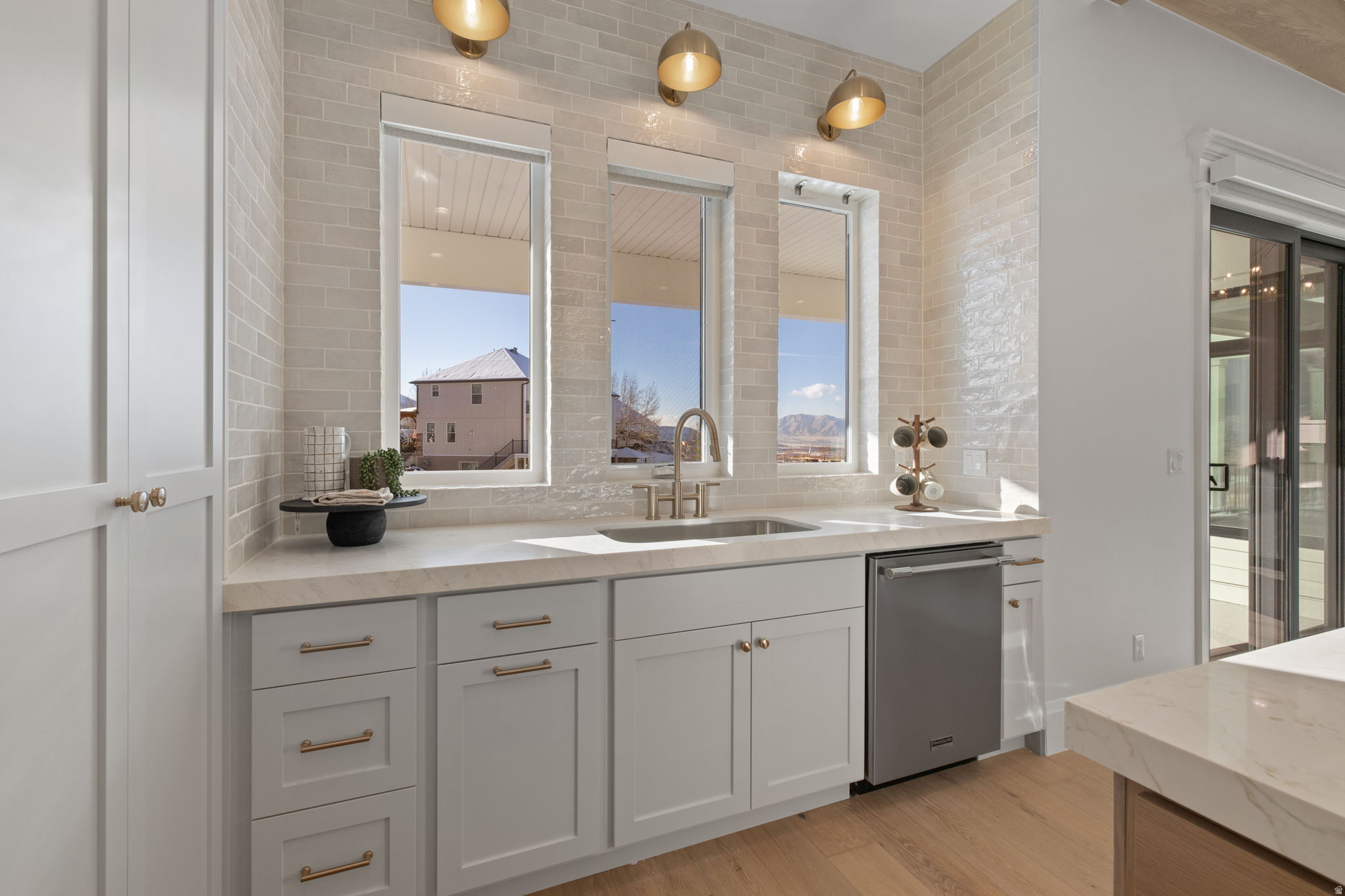 FOUR SEASONS - Residential