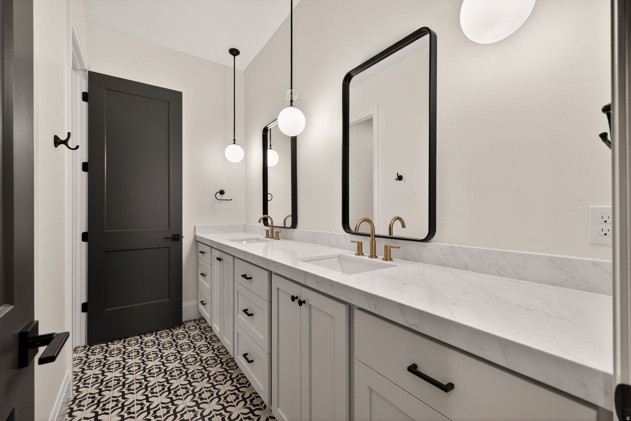 FOUR SEASONS - Residential