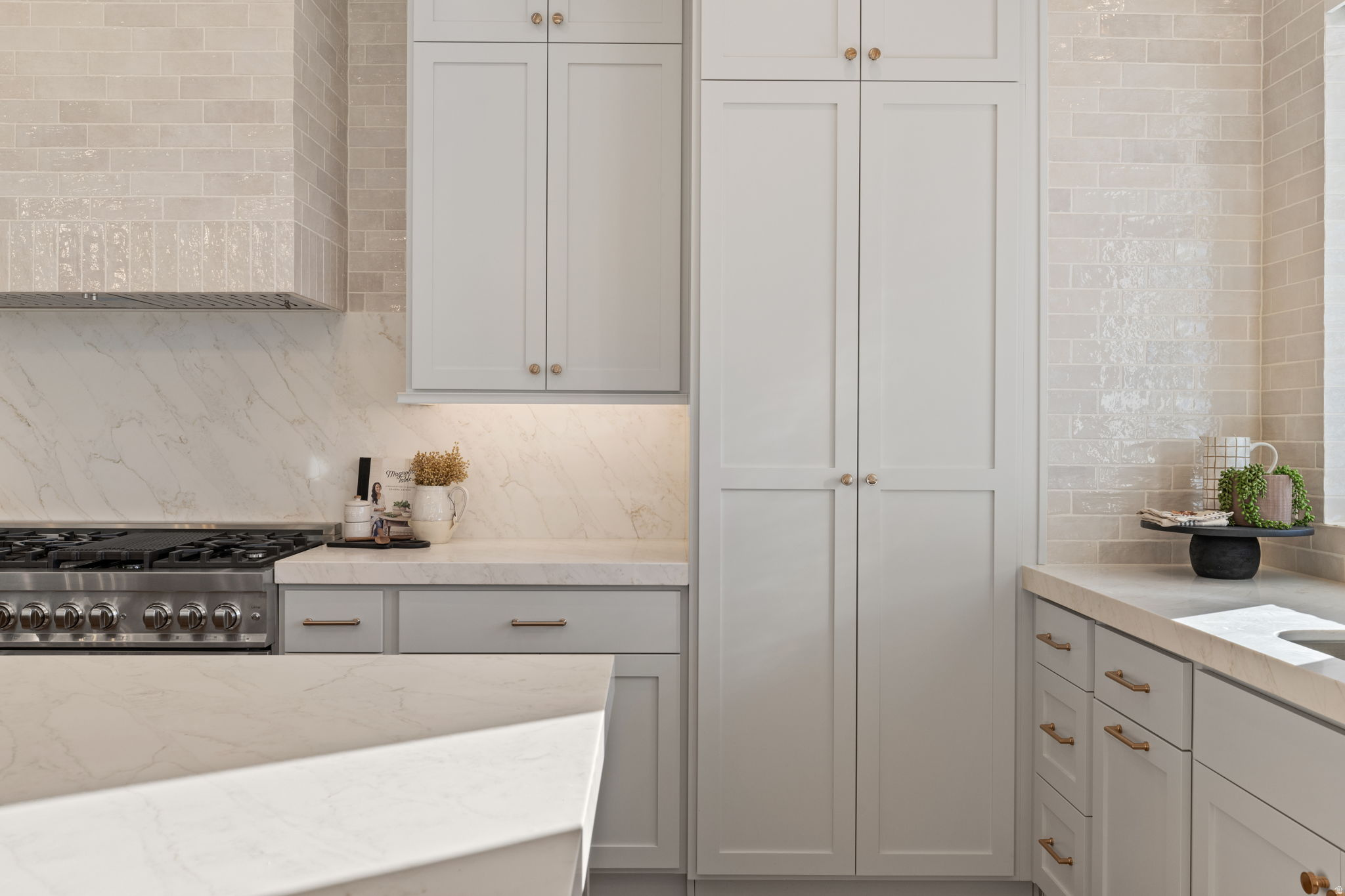 FOUR SEASONS - Residential