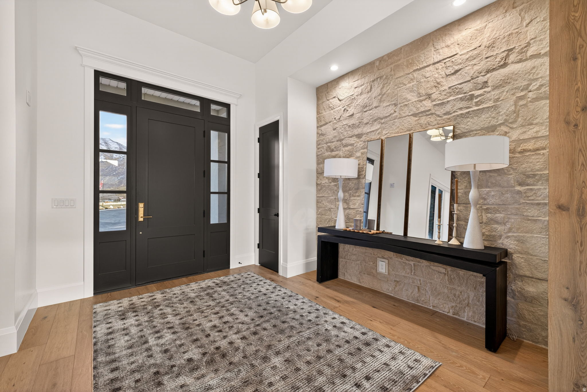 FOUR SEASONS - Residential