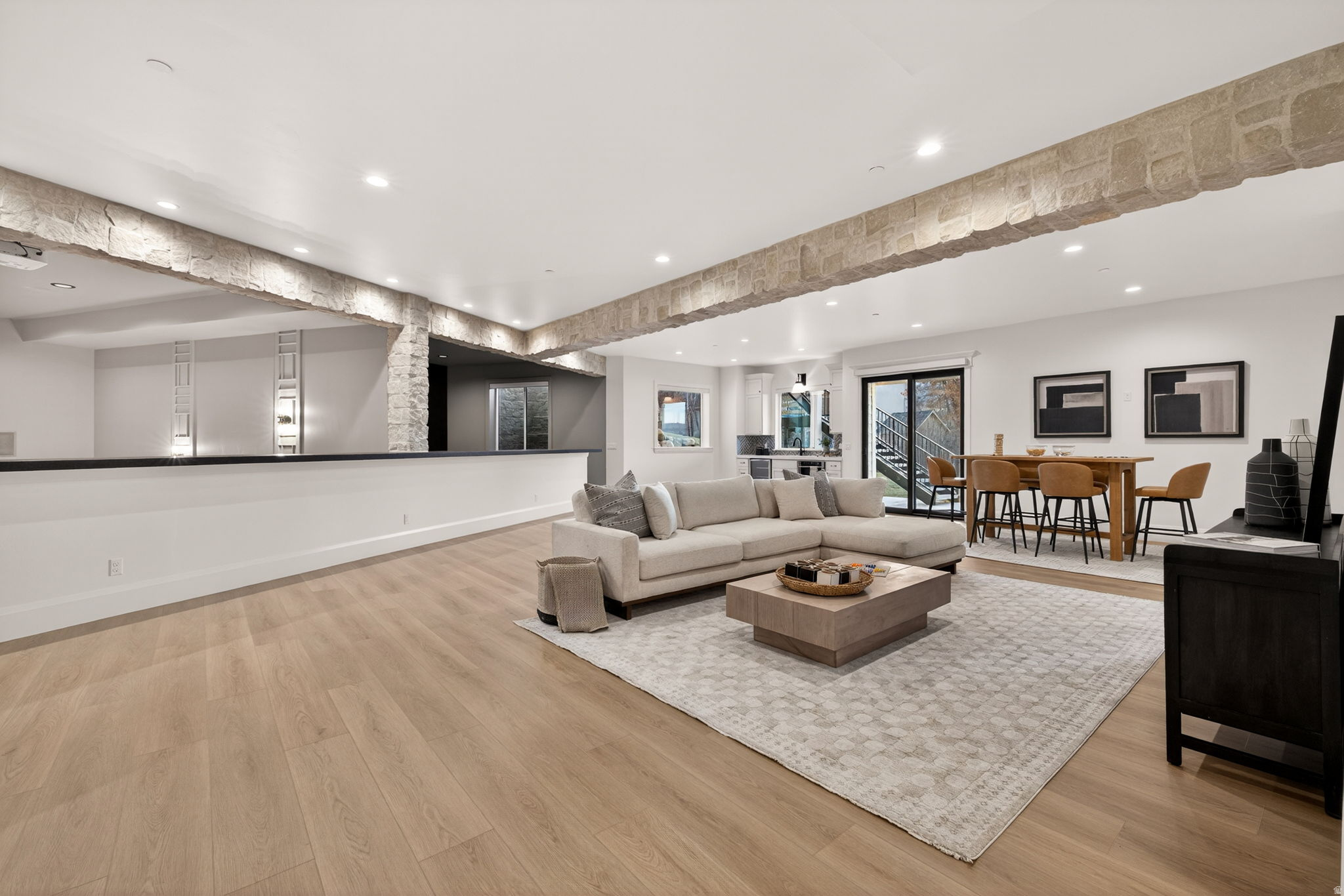 FOUR SEASONS - Residential