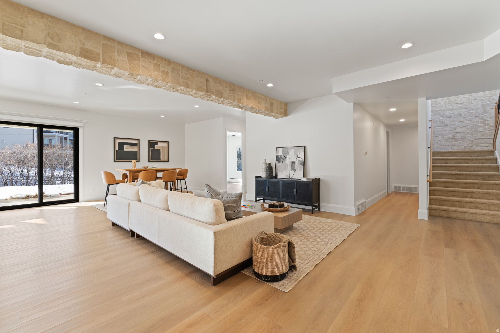 FOUR SEASONS - Residential