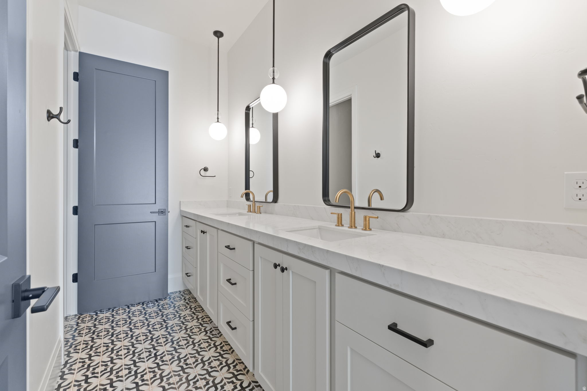 FOUR SEASONS - Residential