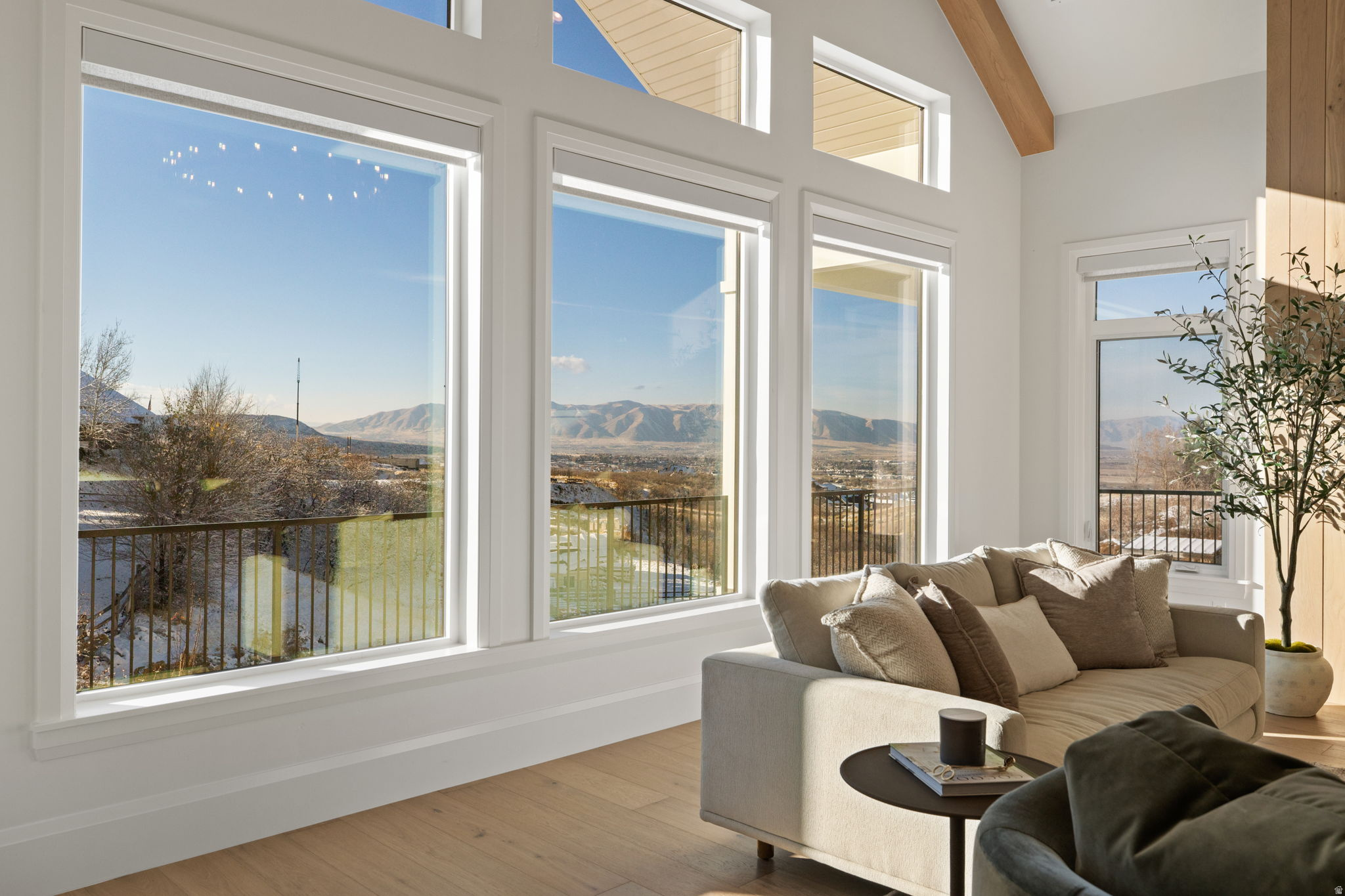 FOUR SEASONS - Residential