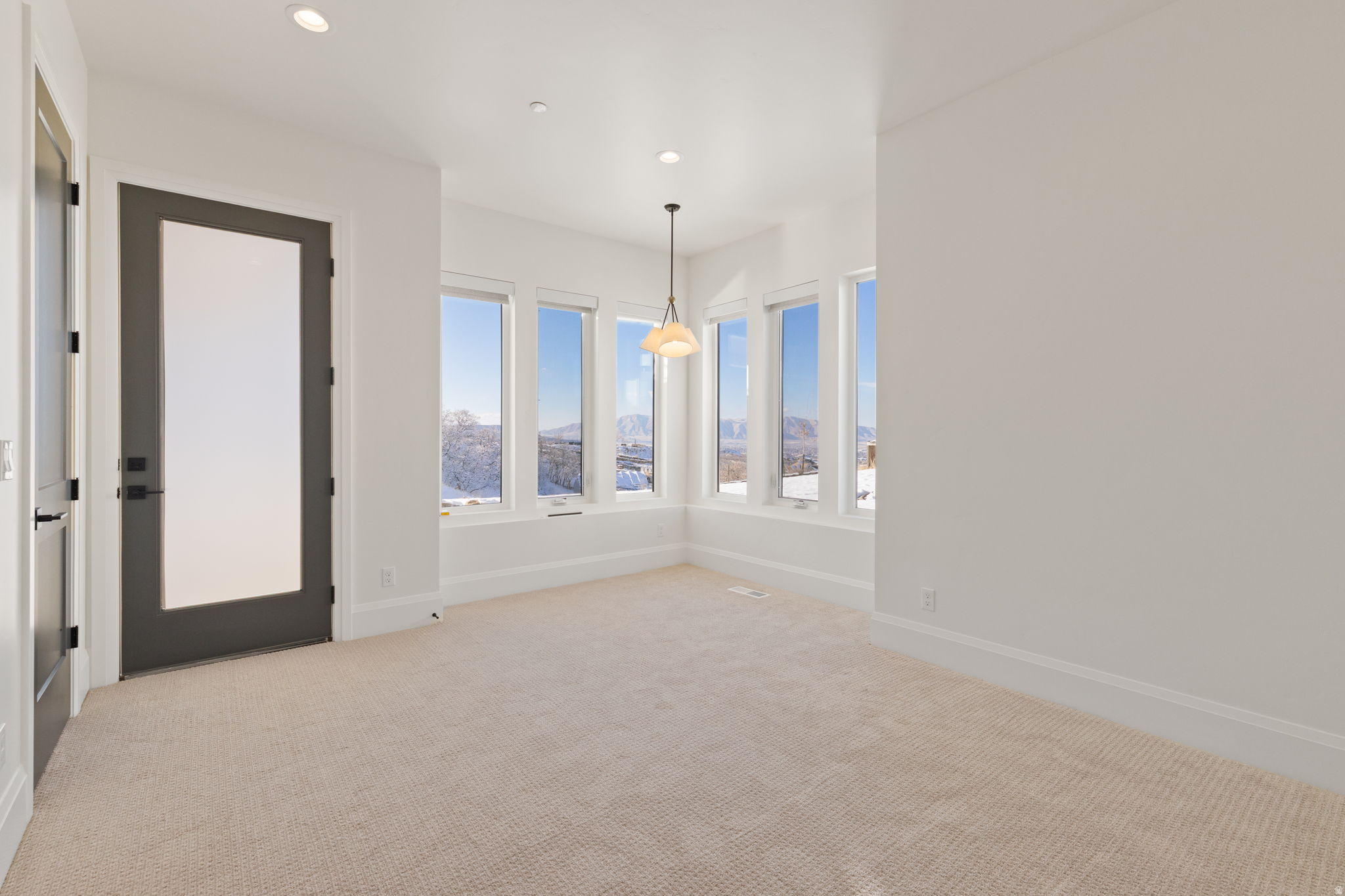 FOUR SEASONS - Residential