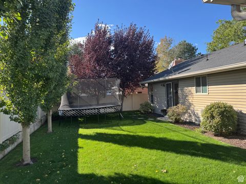 Tiny photo for 2110 E LONSDALE DR, Cottonwood Heights, UT 84121 (MLS # 2117033)