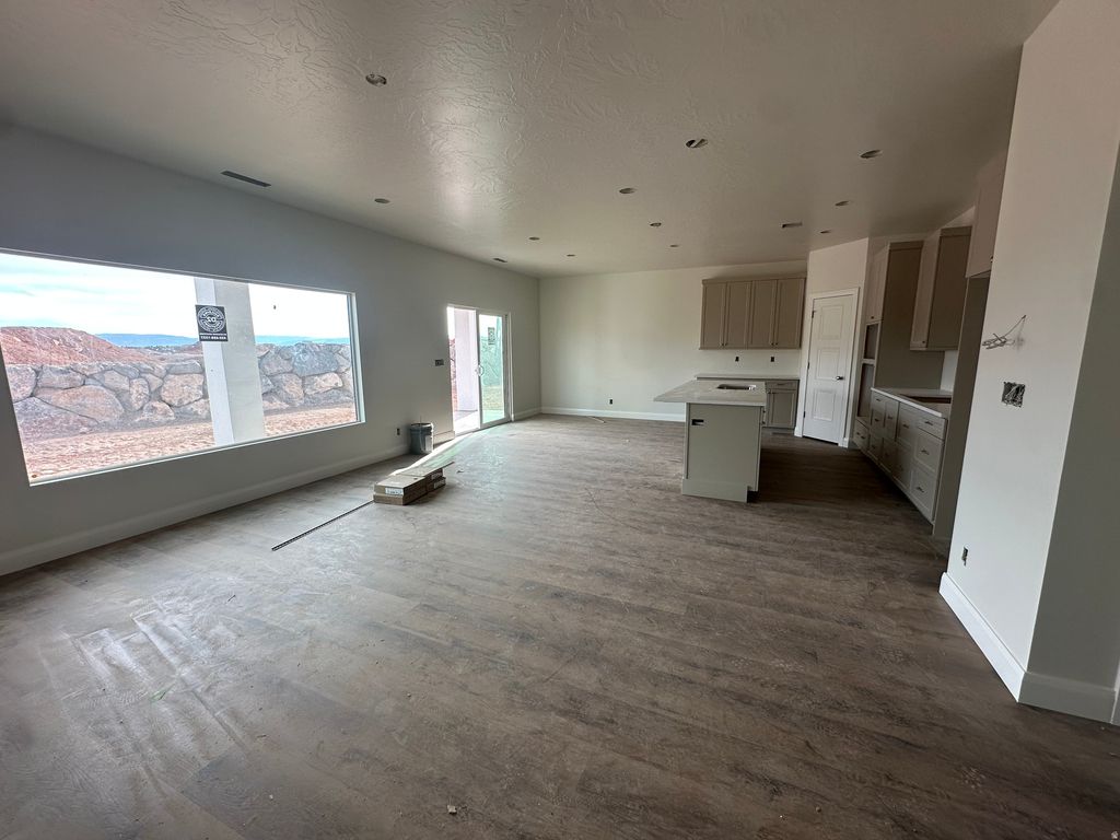 Photo of 980 E COYOTE CREST DR, Washington, UT 84780 (MLS # 2143008)