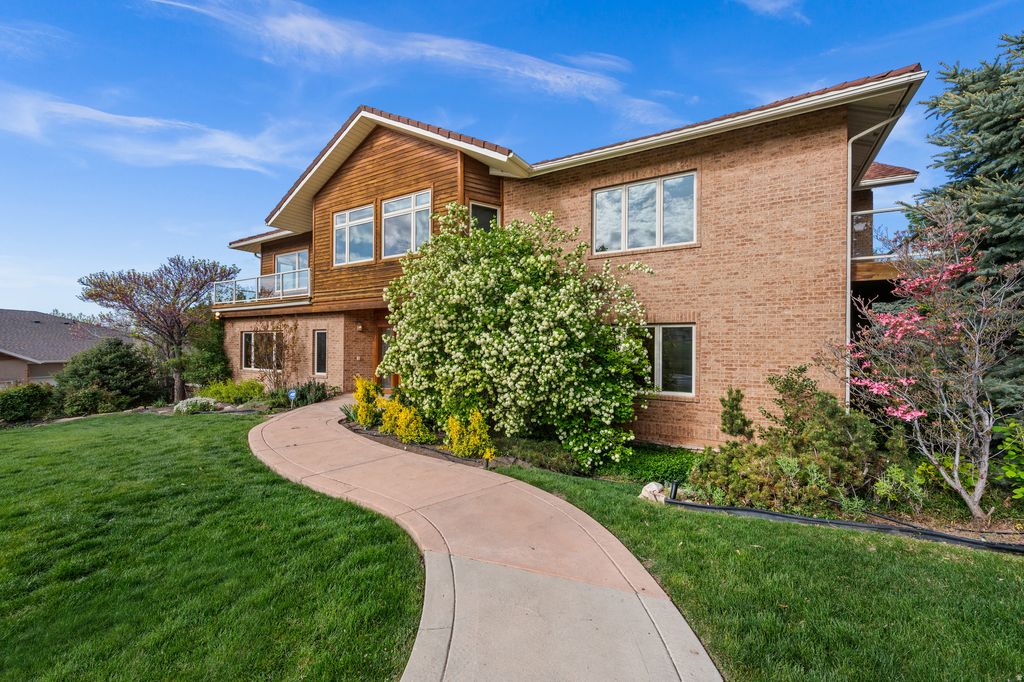 Photo of 927 N ENSIGN VISTA DR, Salt Lake City, UT 84103 (MLS # 2151539)