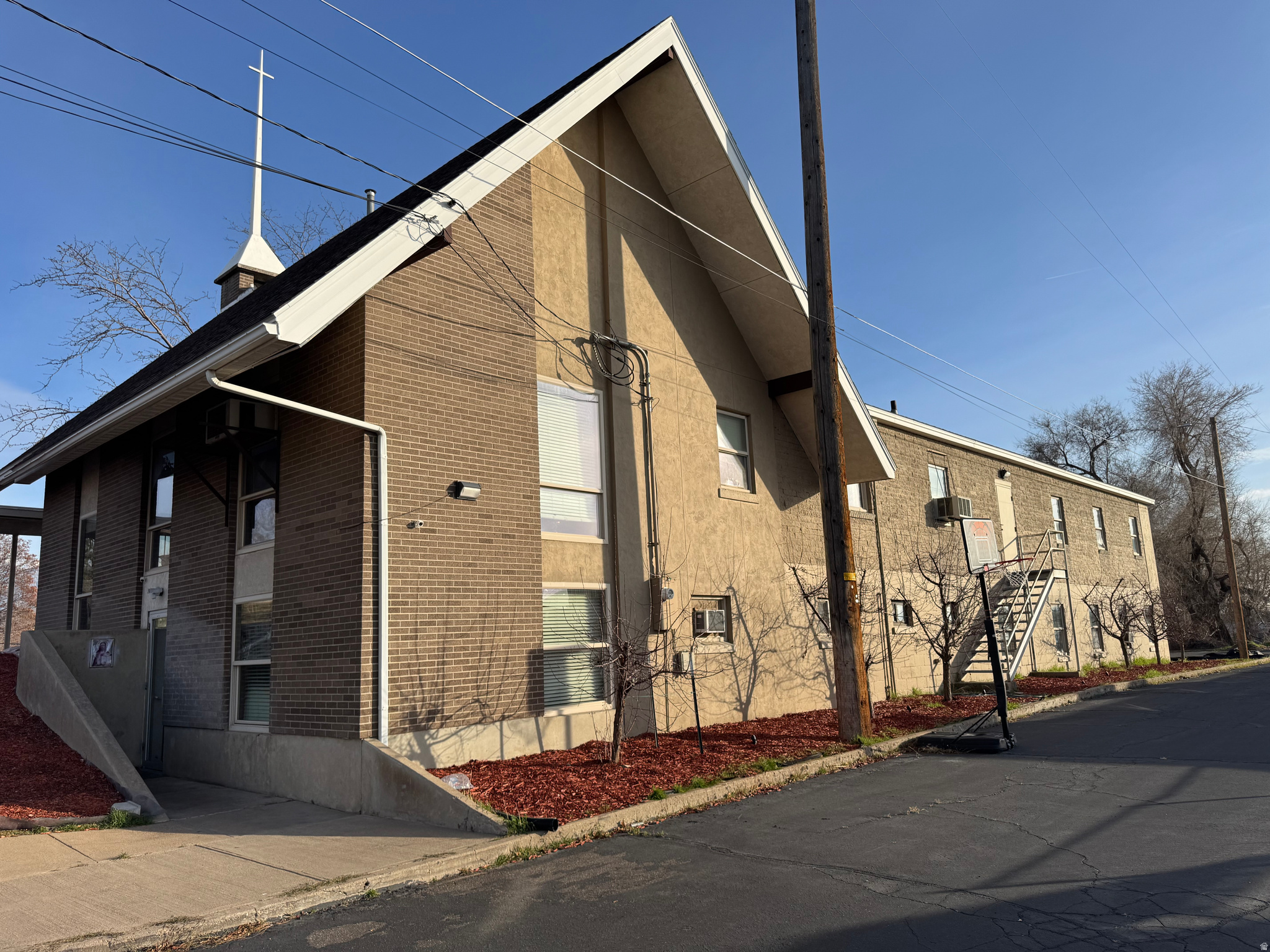 Main image without alt text