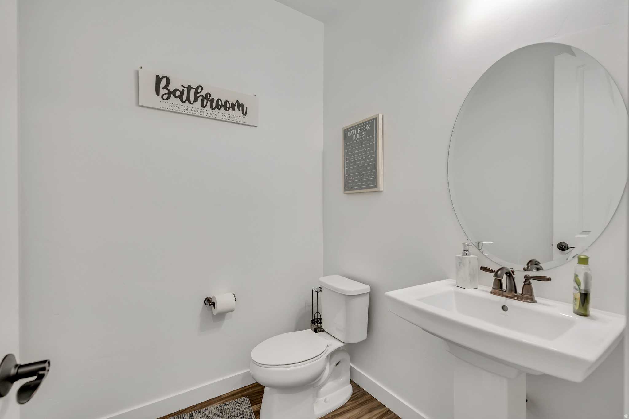 Main image without alt text