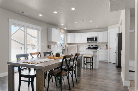 Tiny photo for 215 N 250 E, Salem, UT 84653 (MLS # 2148800)