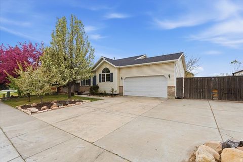 Photo of 944 S 740 W, Lehi, UT 84043 (MLS # 2147180)
