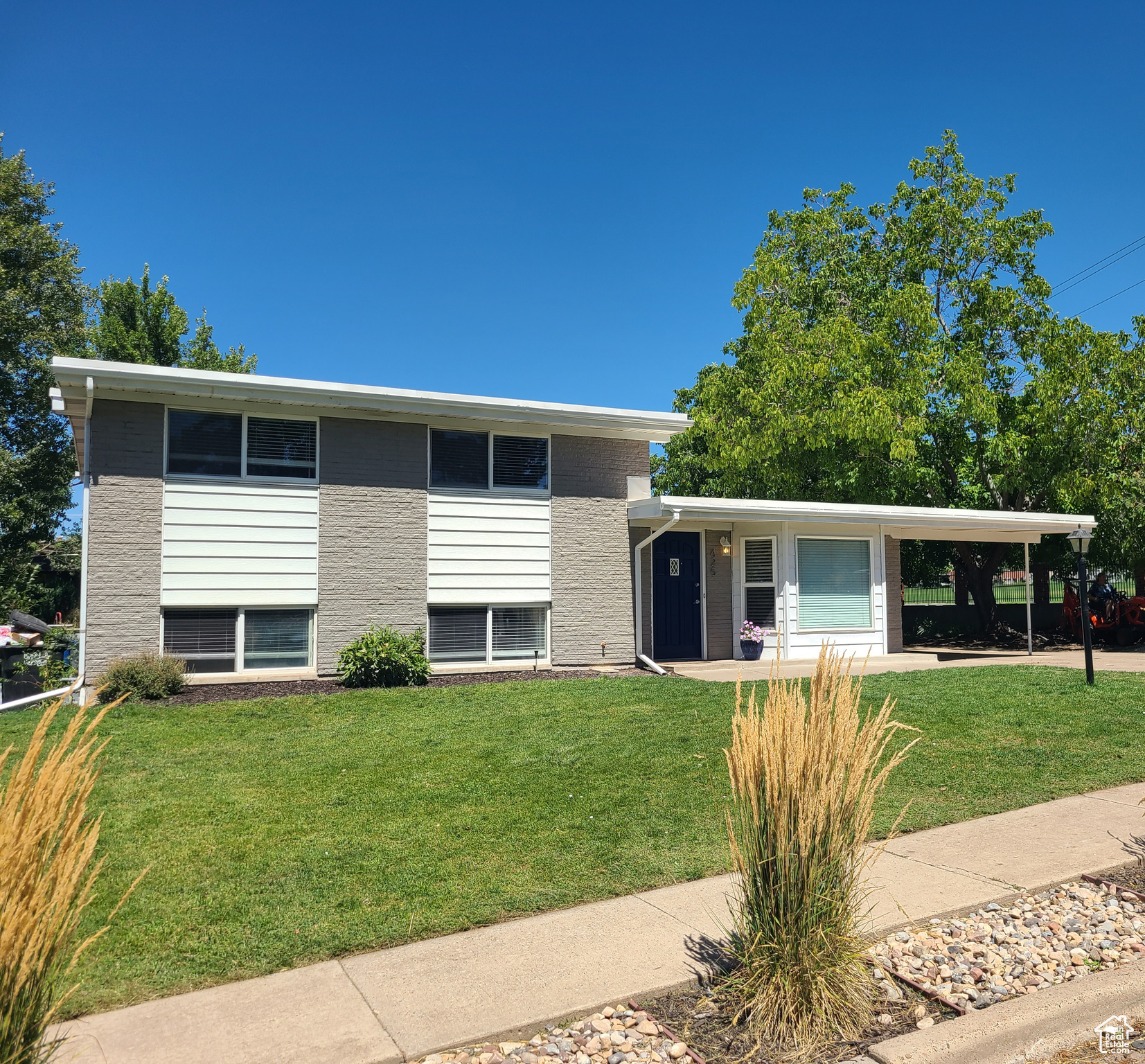 CRESTHOMES - Residential