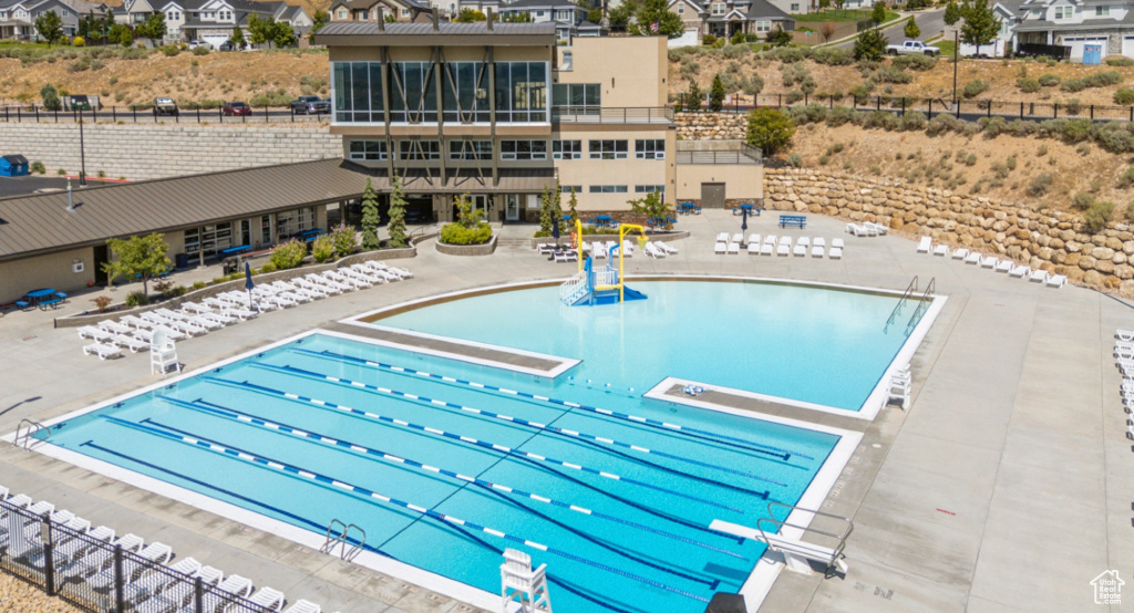 CRESTHAVEN VILLAGE TOWNHOMES - Residential