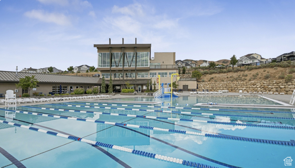 CRESTHAVEN VILLAGE TOWNHOMES - Residential