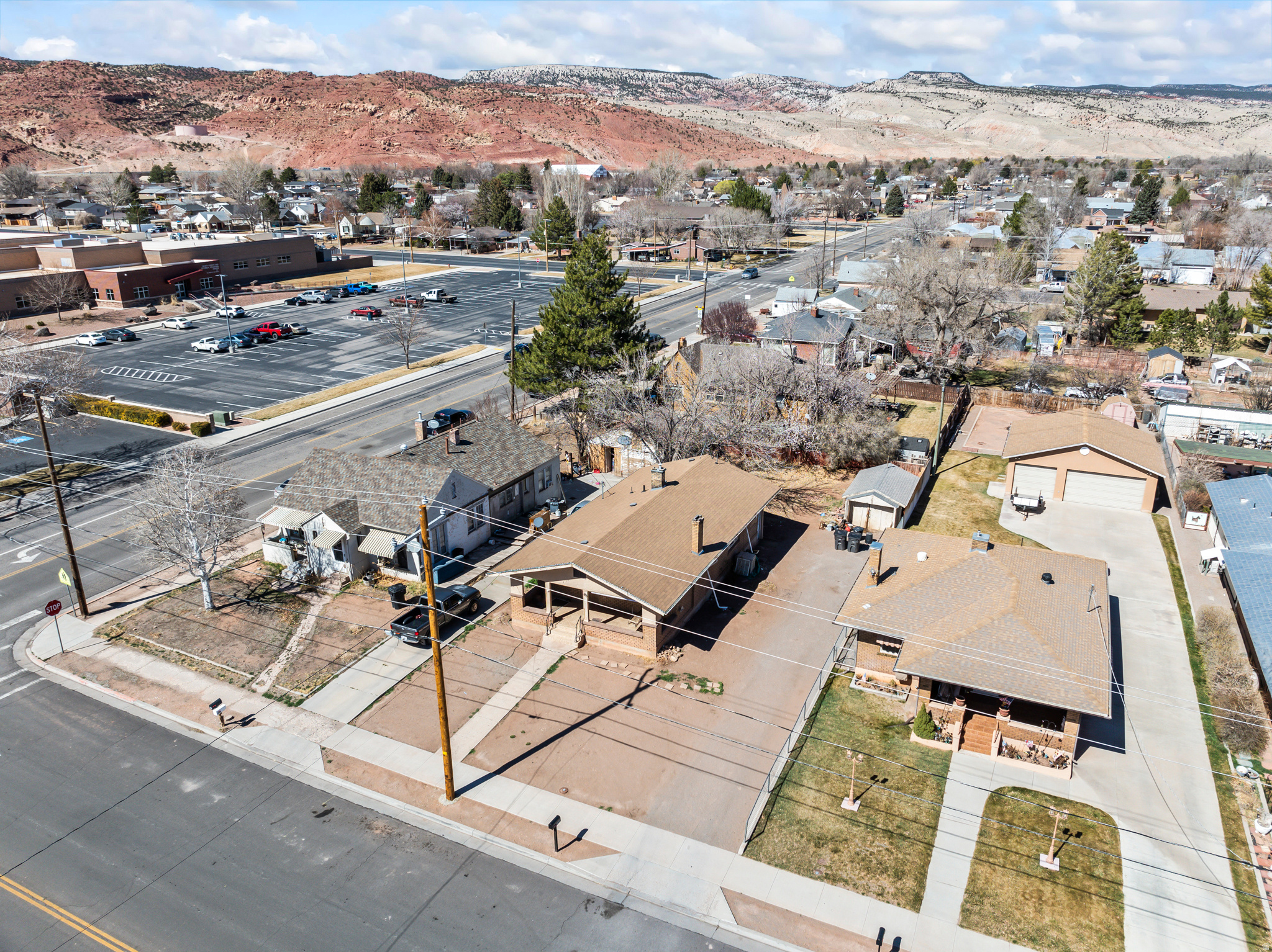 Main image without alt text