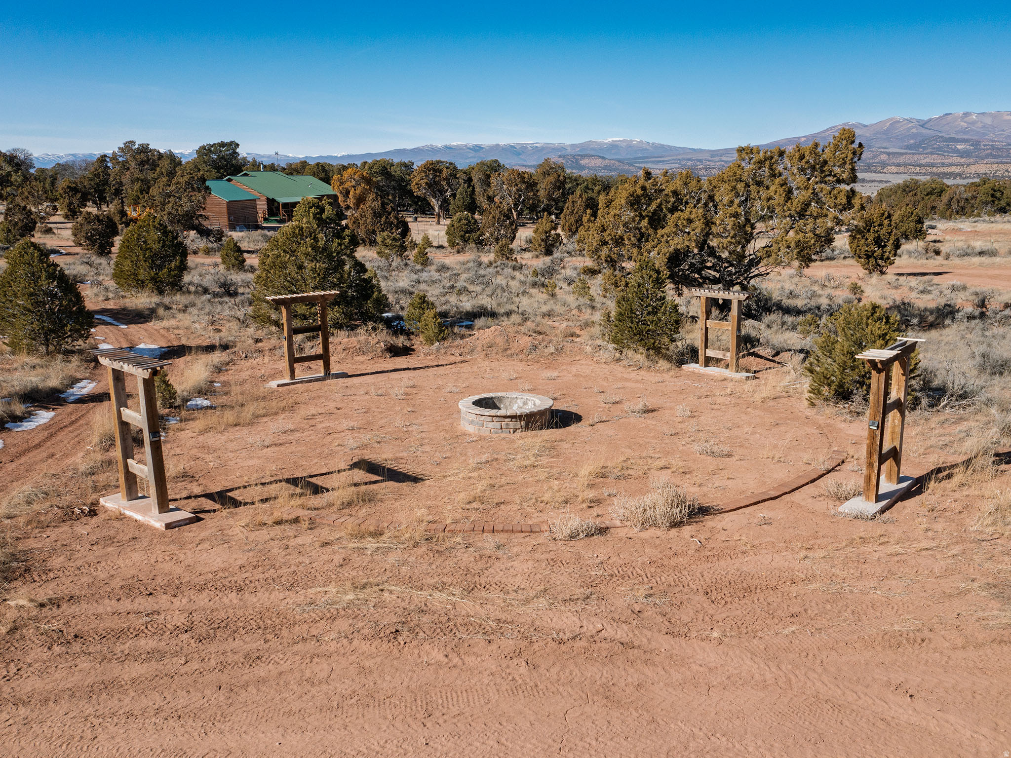 TABBY SHADOWS - Land