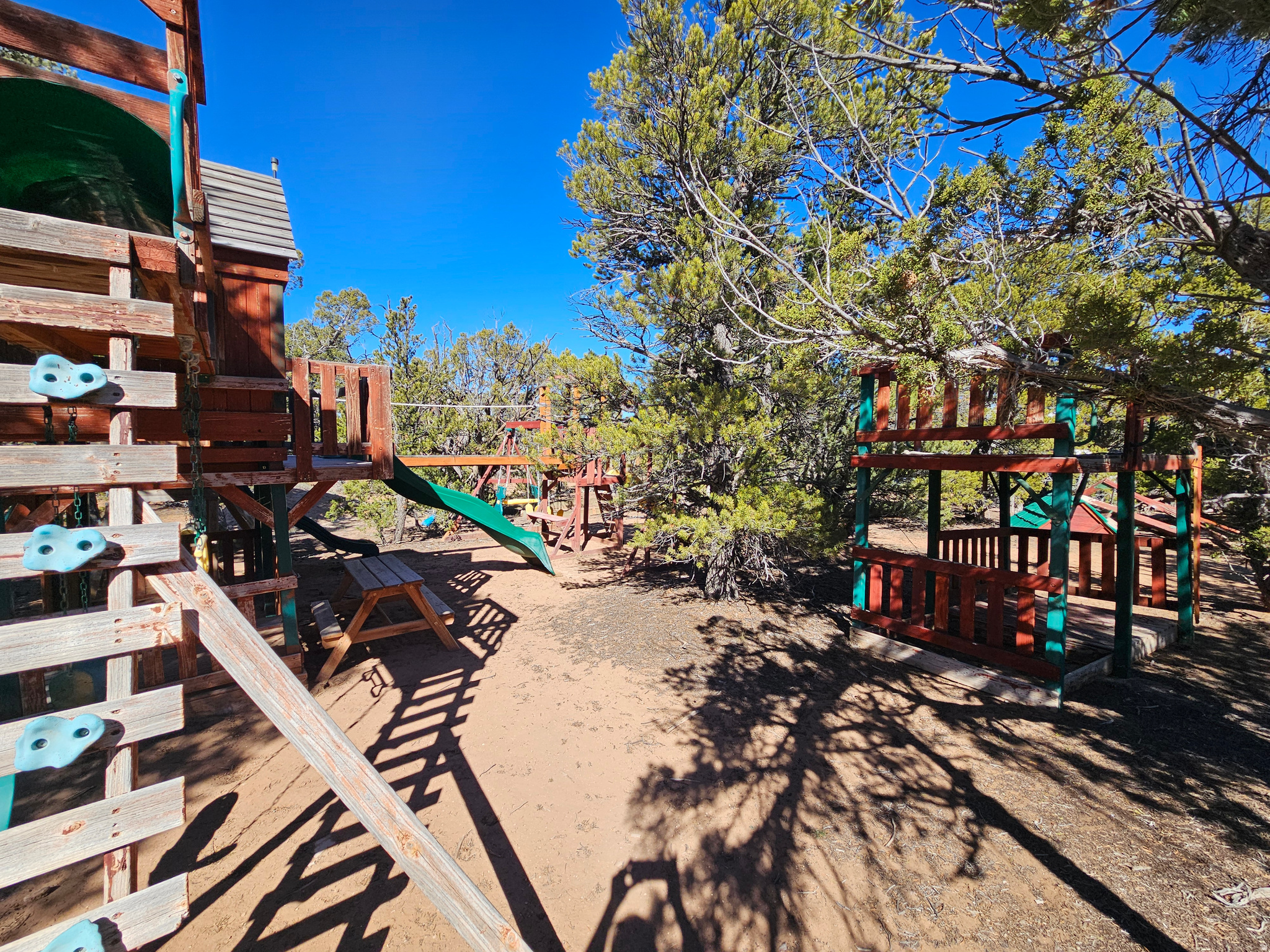 TABBY SHADOWS - Land