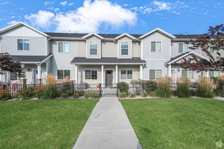 This fantastic townhome offers 3 bedrooms, 2.5 baths, granite countertops, and large bonus room upstairs. Home faces 400 W so lots of parking for your guests! Close to schools, shopping, entertainment, USU and only minutes to beautiful Logan Canyon! Motivated seller, so don't miss out!