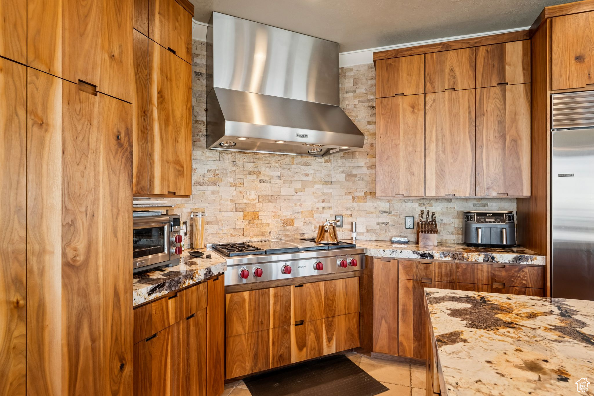DORCHESTER POINTE - Residential