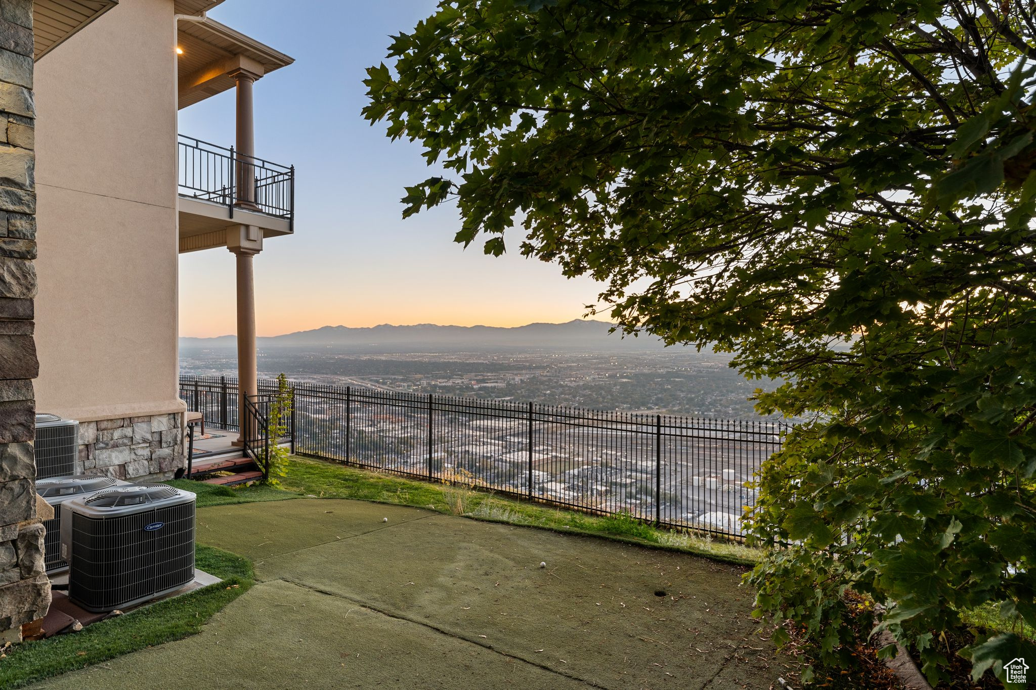 DORCHESTER POINTE - Residential