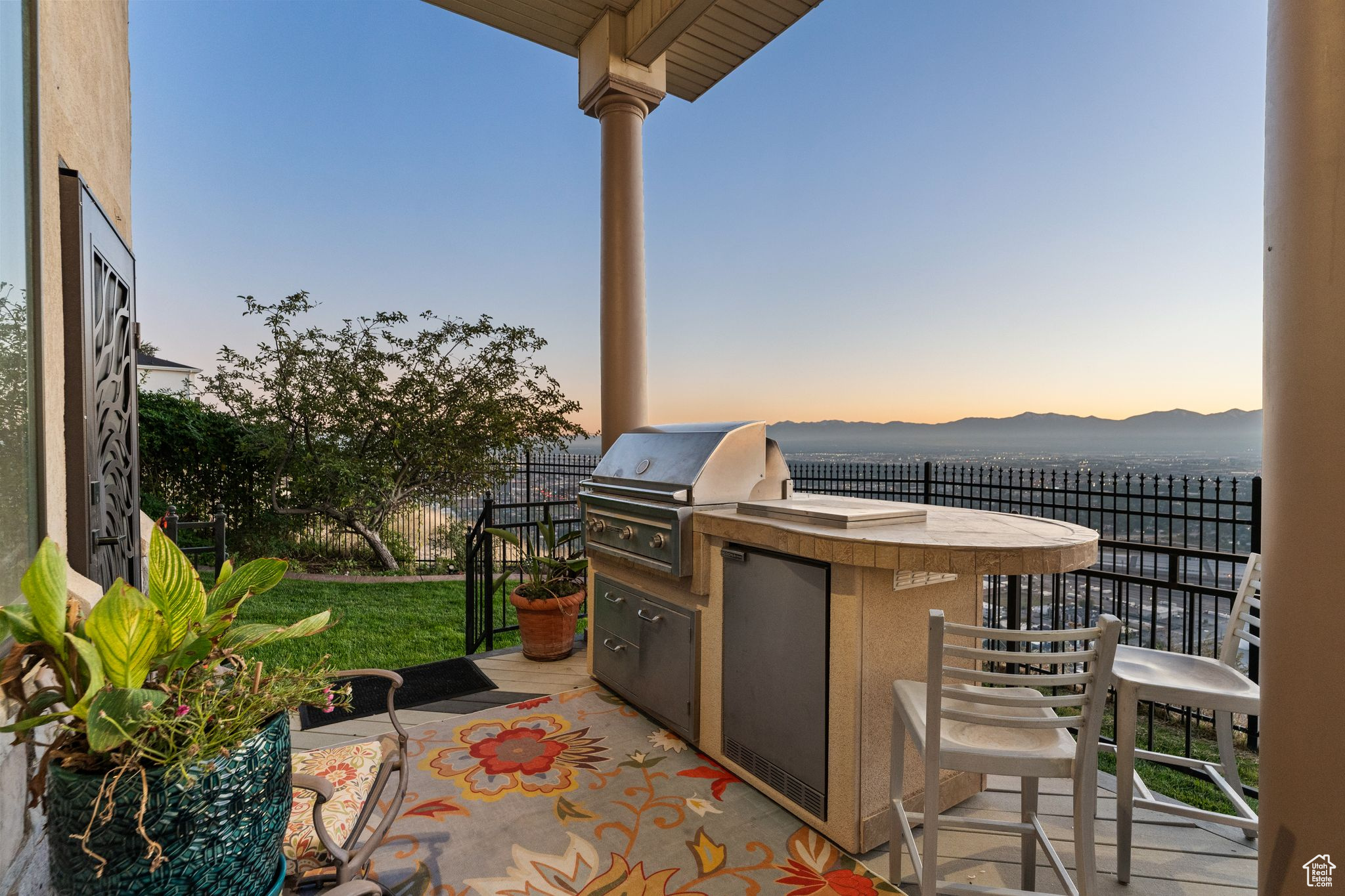 DORCHESTER POINTE - Residential