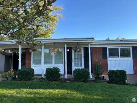 Photo of 890 E BROOKSHIRE DR, Kaysville, UT 84037 (MLS # 2115286)