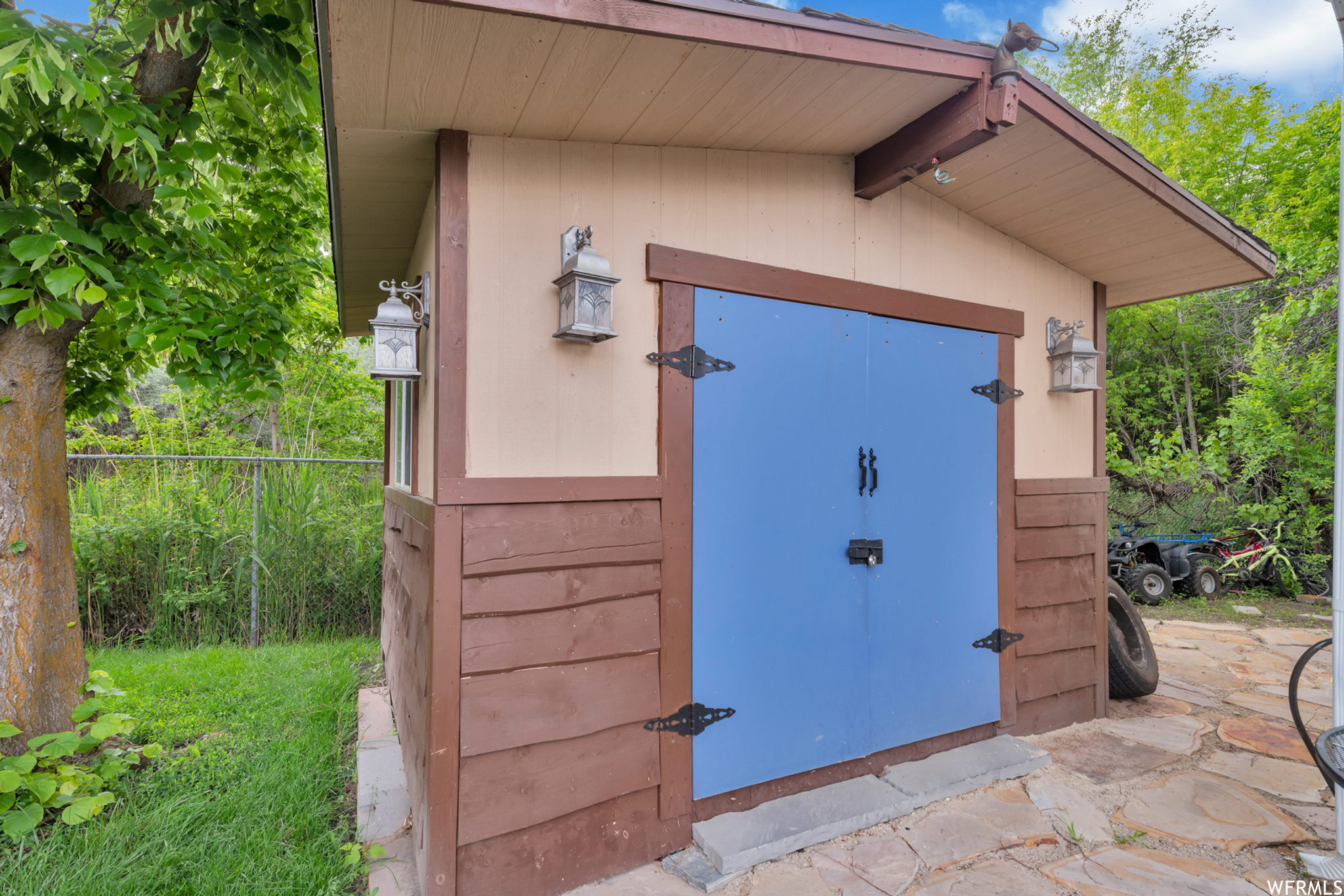 COUNTRY CLUB ESTATES - Residential