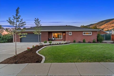 Photo of 555 E PAGES LN, Centerville, UT 84014 (MLS # 2166461)