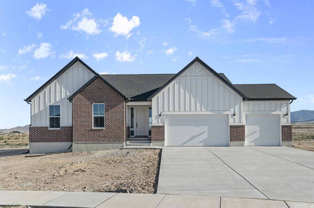 Photo of 575 W COYOTE RIDGE RD, Grantsville, UT 84029 (MLS # 2125274)