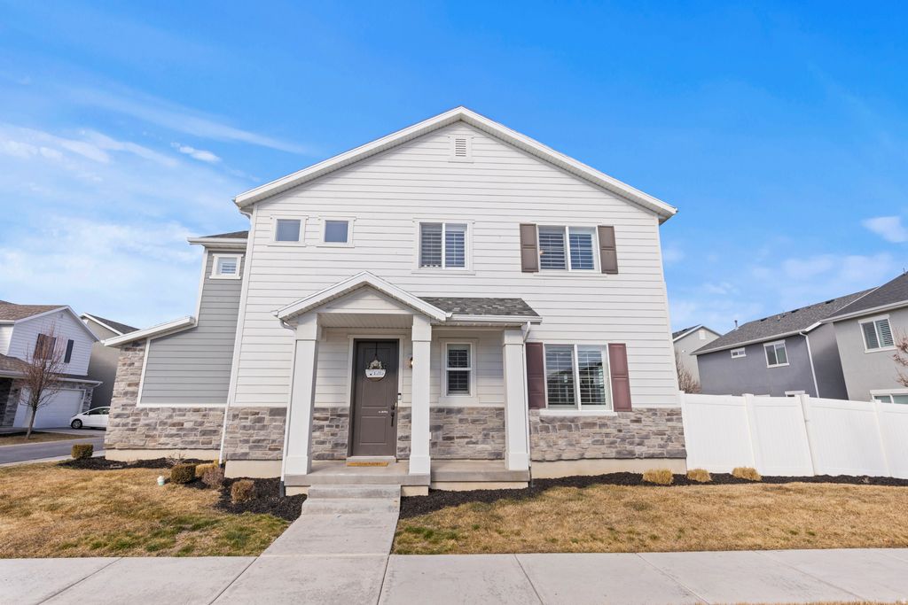 Photo of 1912 W PARKVIEW DR, Syracuse, UT 84075 (MLS # 2135810)