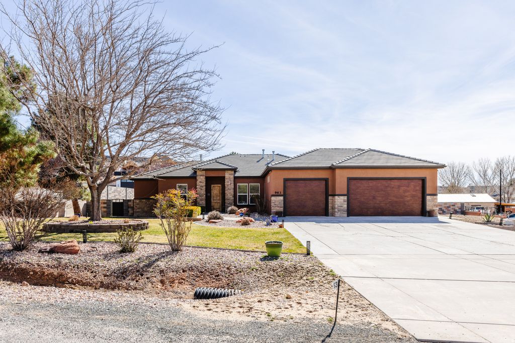 Photo of 963 W SAPPHIRE DR., Diamond Valley, UT 84770 (MLS # 2141380)