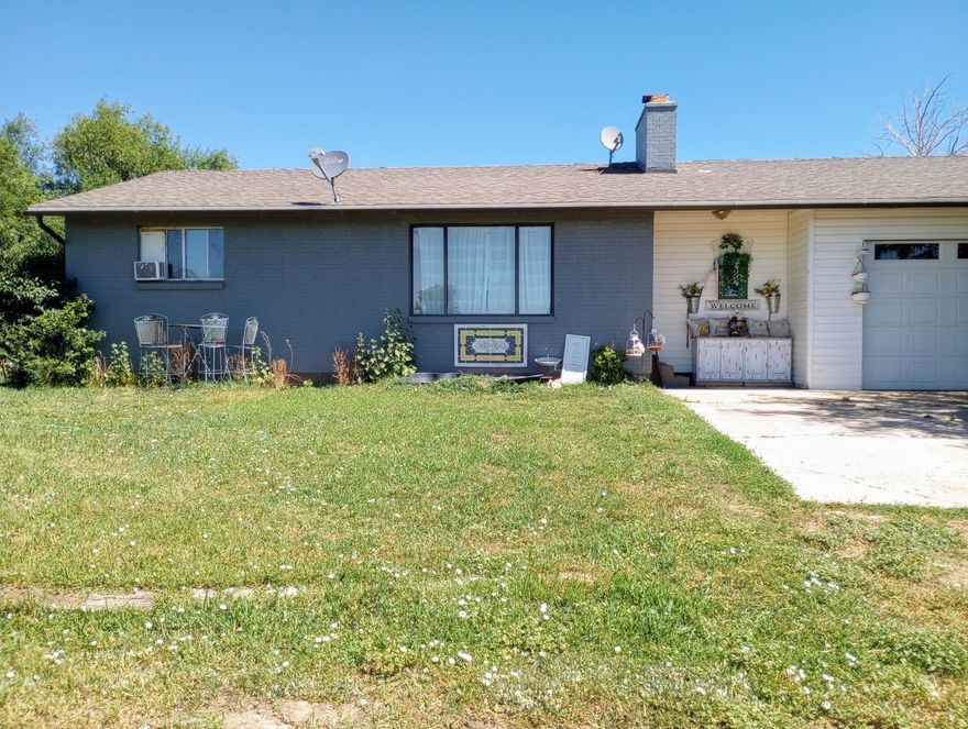 Charming 2 bed 1 bath home on a 1-acre lot with a creek running in the back of the property. With its cozy interior and great  proximity to the mountains this is a must-see place. There is plenty of space on the property to have your RV, boat, other outdoor  toys, or even some chickens and a horse. Call today for a private showing of this great home