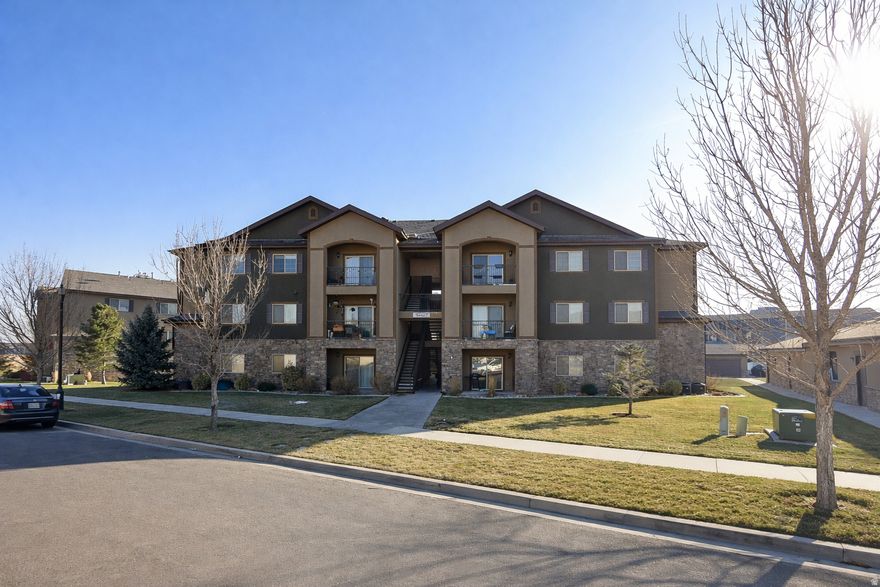 middle floor condo. Unit has a covered patio w/ storage and it's own detached 2-car garage.  Square footage figures are provided as a courtesy estimate only and were obtained from County Records. Buyer is advised to obtain an independent measurement.