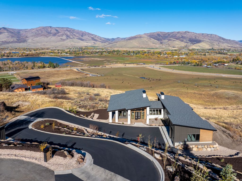 Photo of 6858 E SUMMIT PEAK CIR, Huntsville, UT 84317 (MLS # 2120237)
