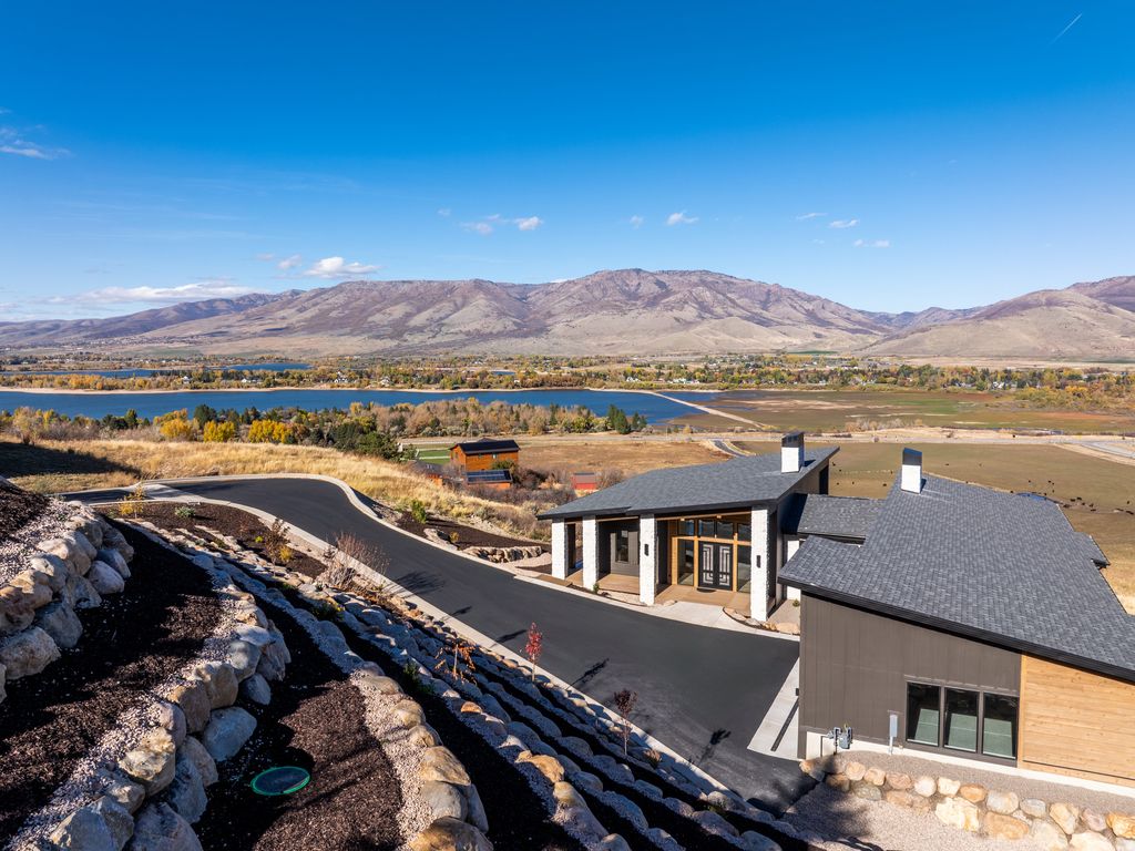Photo of 6858 E SUMMIT PEAK CIR, Huntsville, UT 84317 (MLS # 2120237)