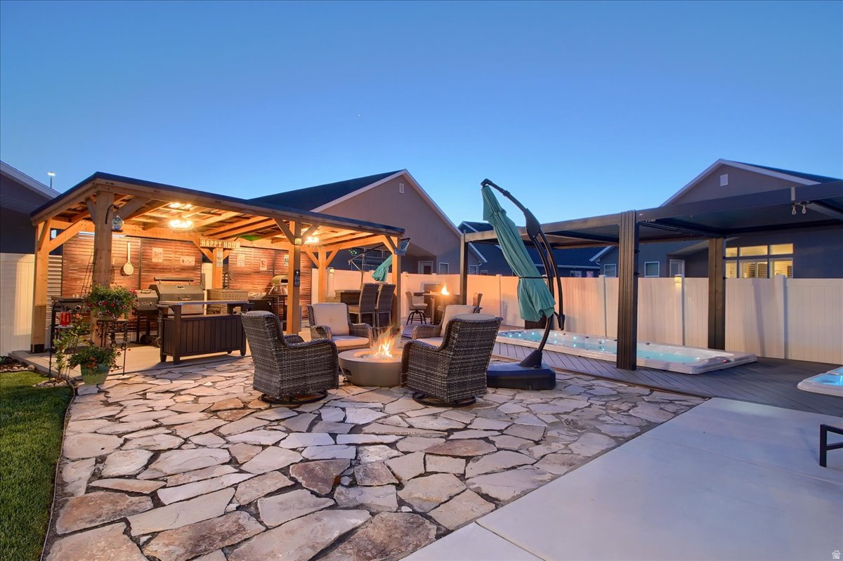 RIVERSIDE PLACE - Residential