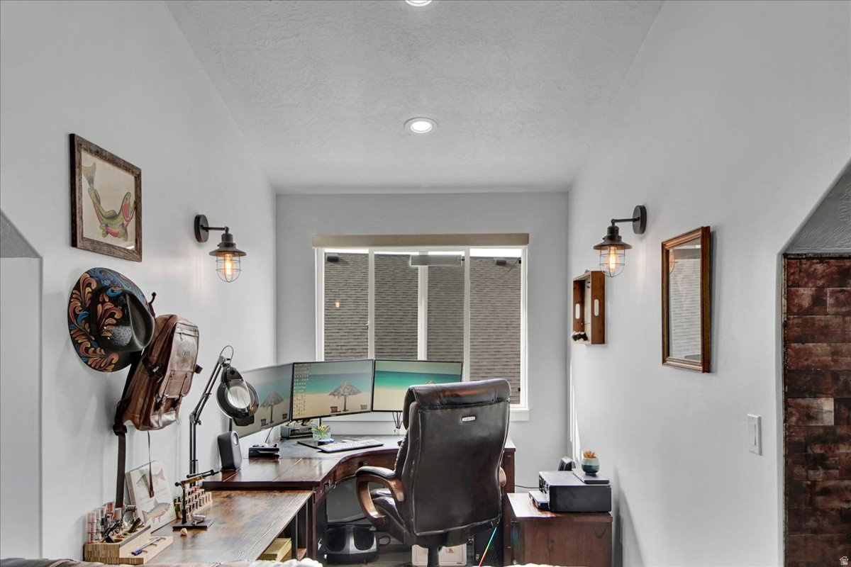 RIVERSIDE PLACE - Residential