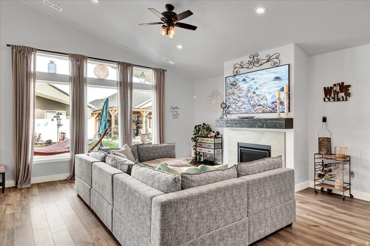 RIVERSIDE PLACE - Residential