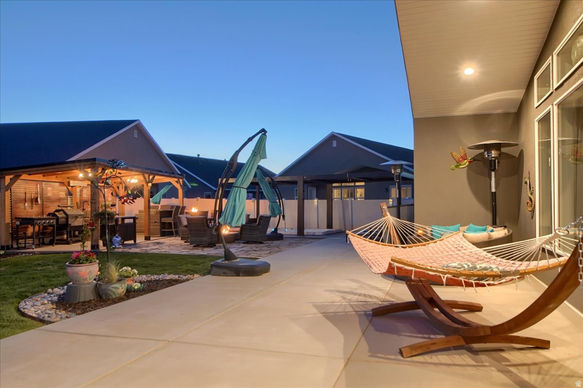 RIVERSIDE PLACE - Residential