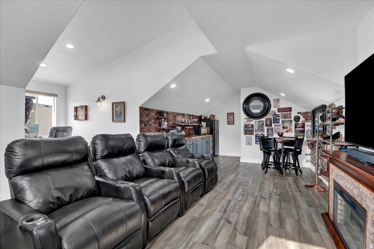 RIVERSIDE PLACE - Residential