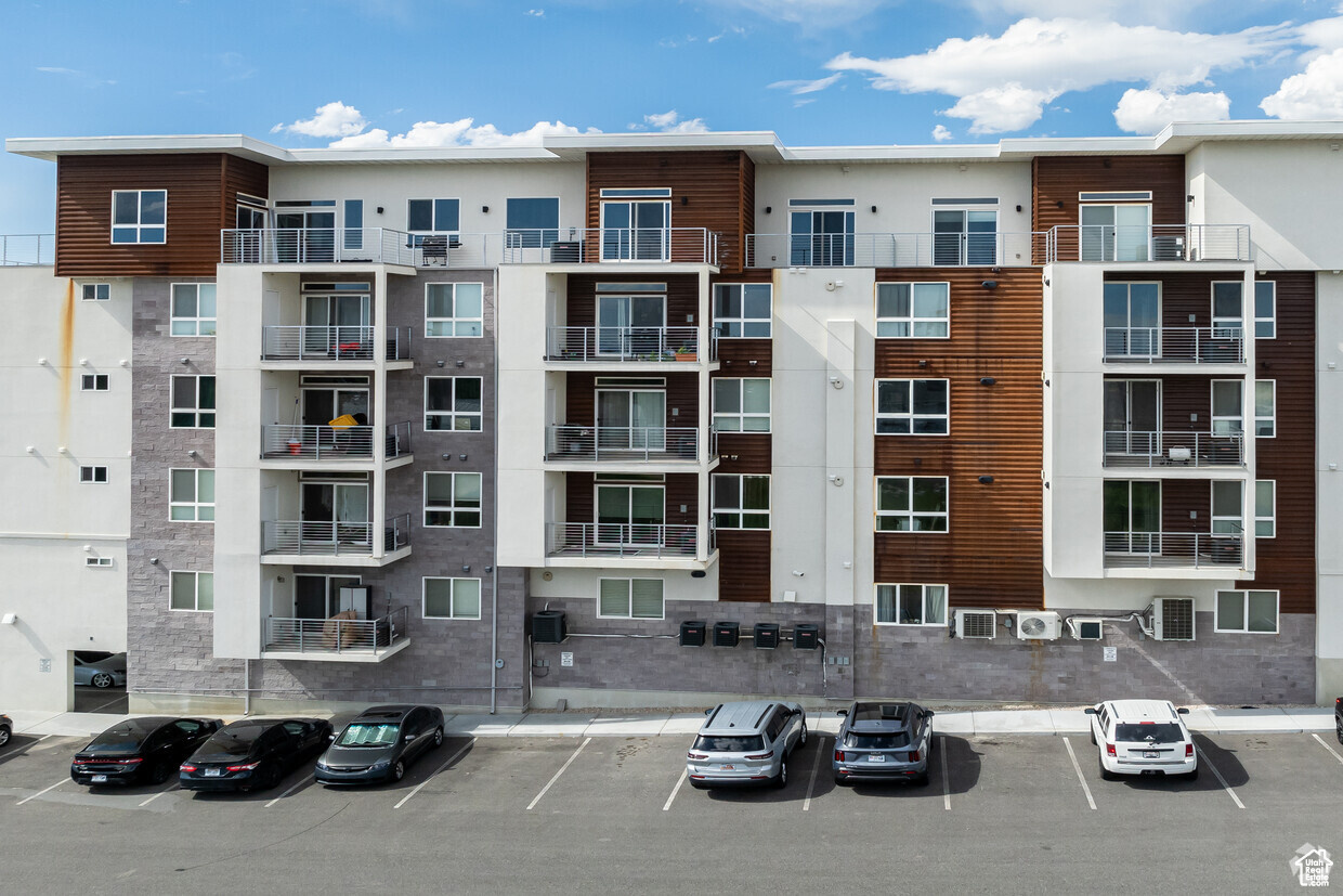 FALCON RIDGE CONDOMINIUMS - Residential
