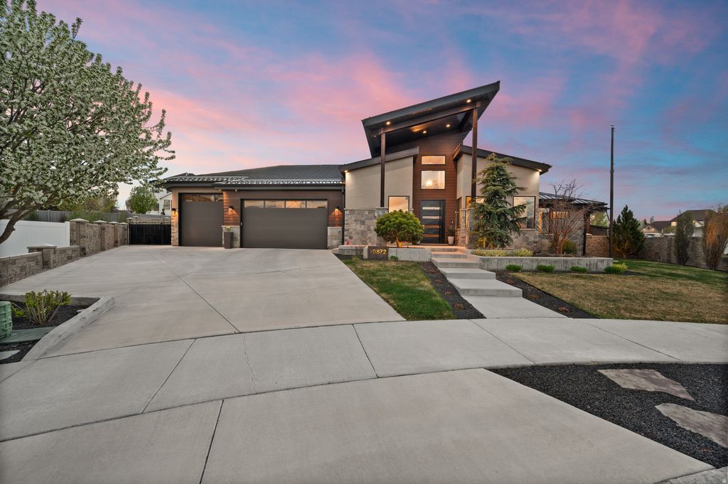 Photo of 10872 S RETA VIEW CT, South Jordan, UT 84095 (MLS # 2146039)