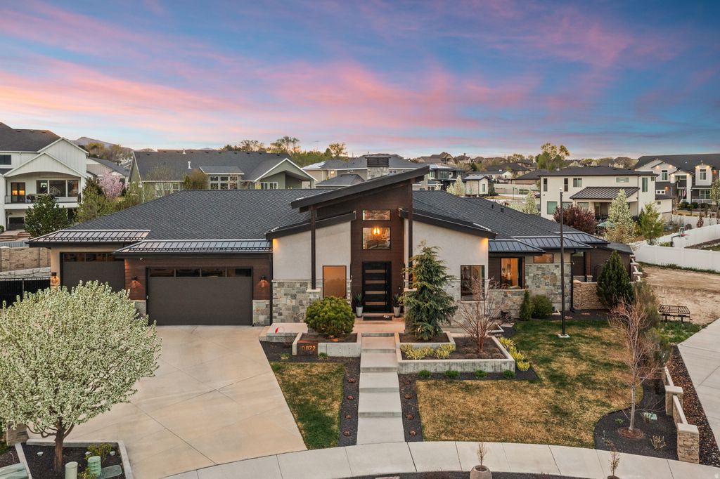 Photo of 10872 S RETA VIEW CT, South Jordan, UT 84095 (MLS # 2146039)