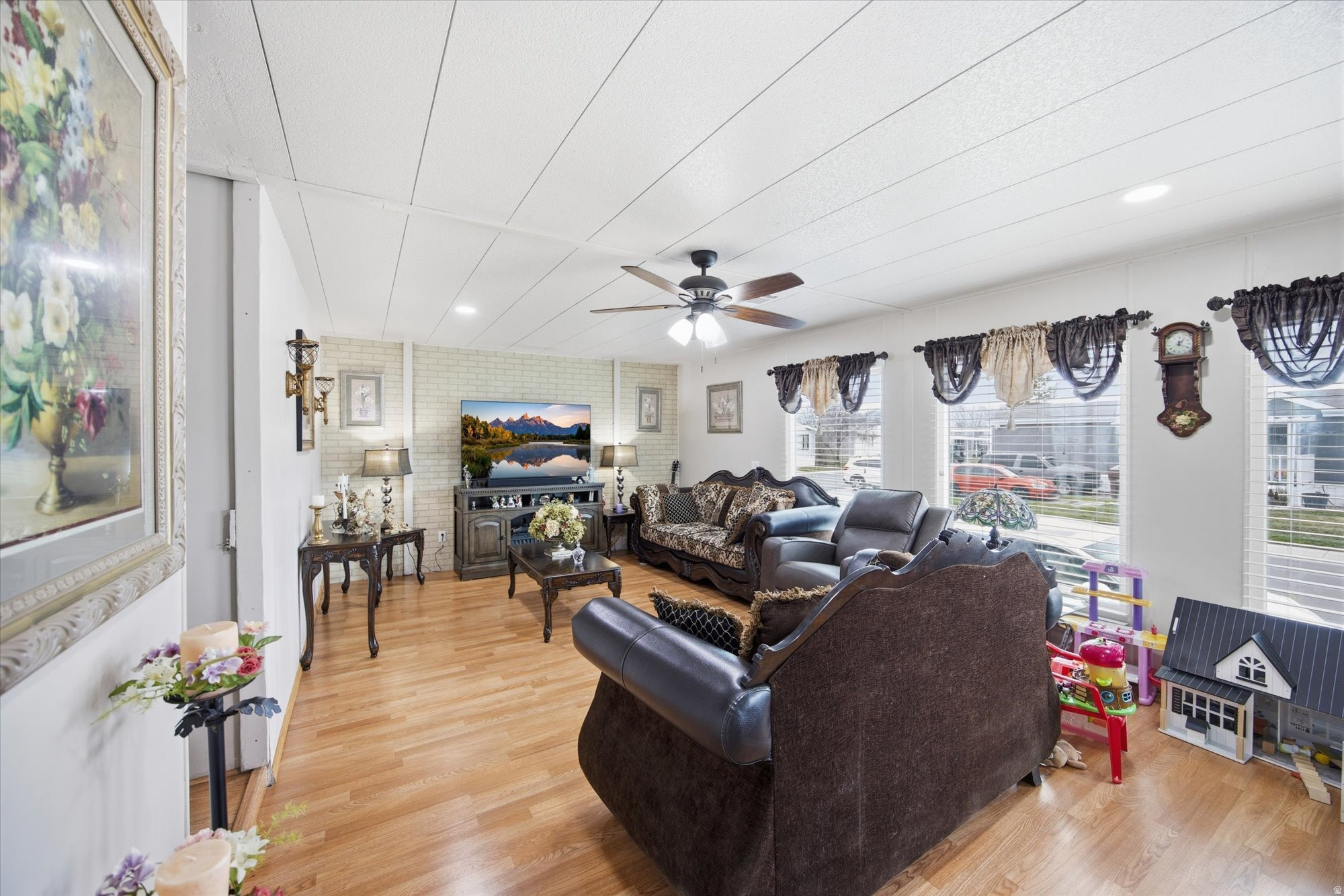 WINDSOR ESTATES - Residential