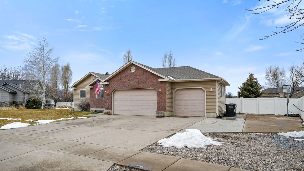 Photo of 939 W NIBLEY PKWY, Nibley, UT 84321 (MLS # 2139709)