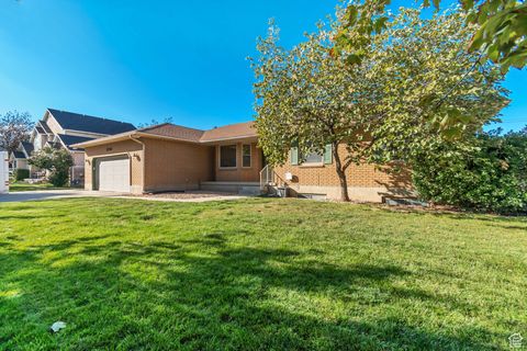 Tiny photo for 2246 W COUNTRY BEND DR S #25, South Jordan, UT 84095 (MLS # 2115131)